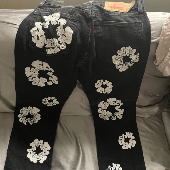 Levi x Denim Tears ‼️
Size 30 W x 32 L ‼️
Worn 3 times ‼️
Price negotiable ‼️ - Picture 2 of 8